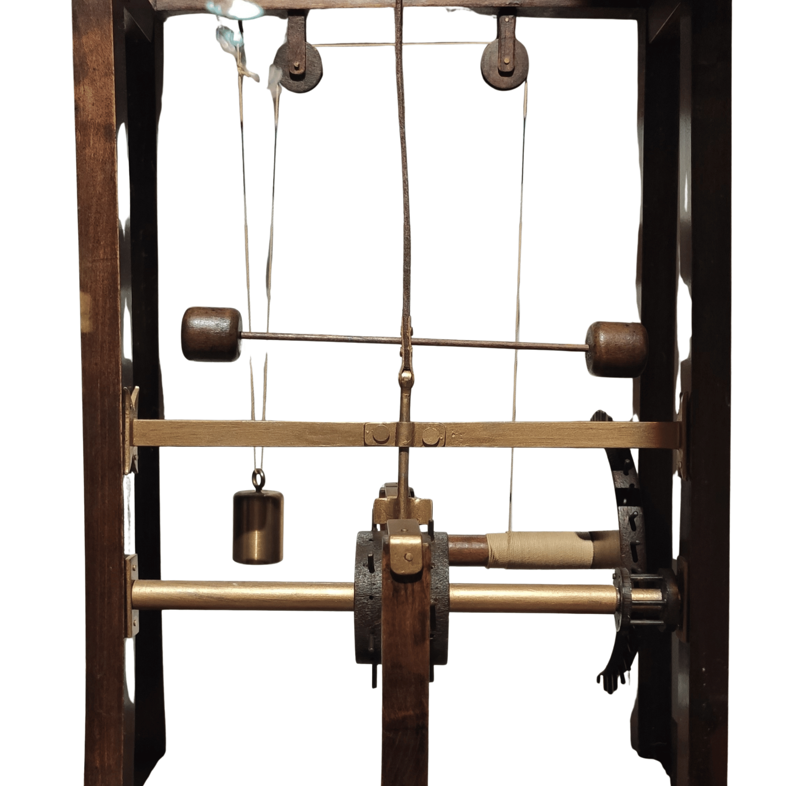 Intelaiatura lignea contenente i meccanismi per il funzionamento di un orologio, come ruote, carrucole, corde, un peso pendente.