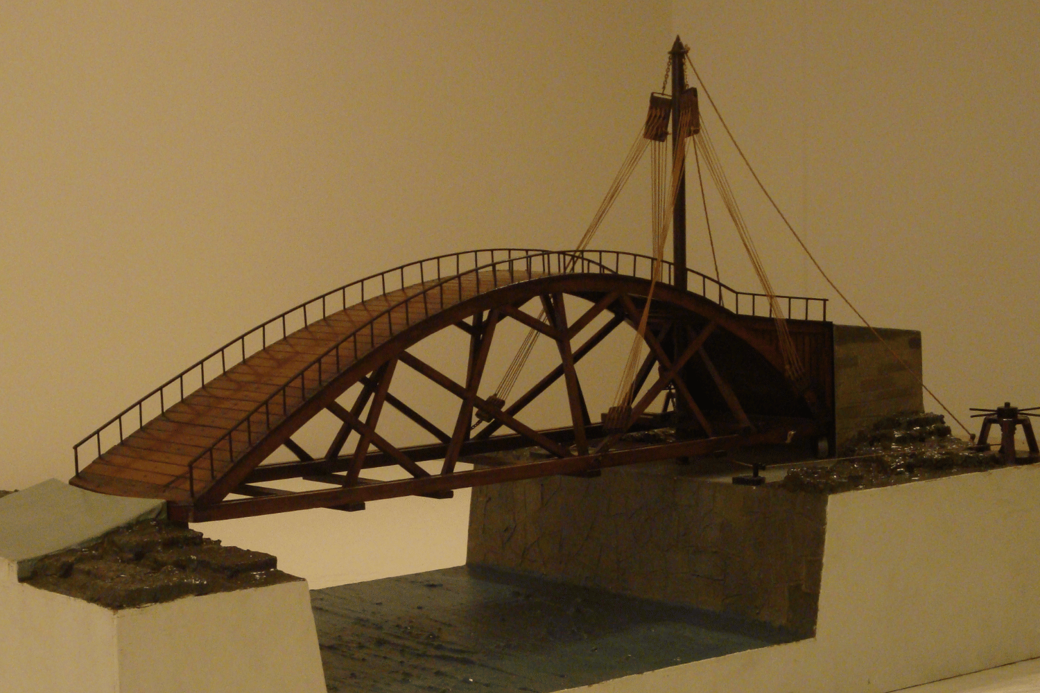 Ponte con una sola campata ad arco sostenuta da travi a reticolo e fissato ad una delle sponde grazie a un perno verticale.