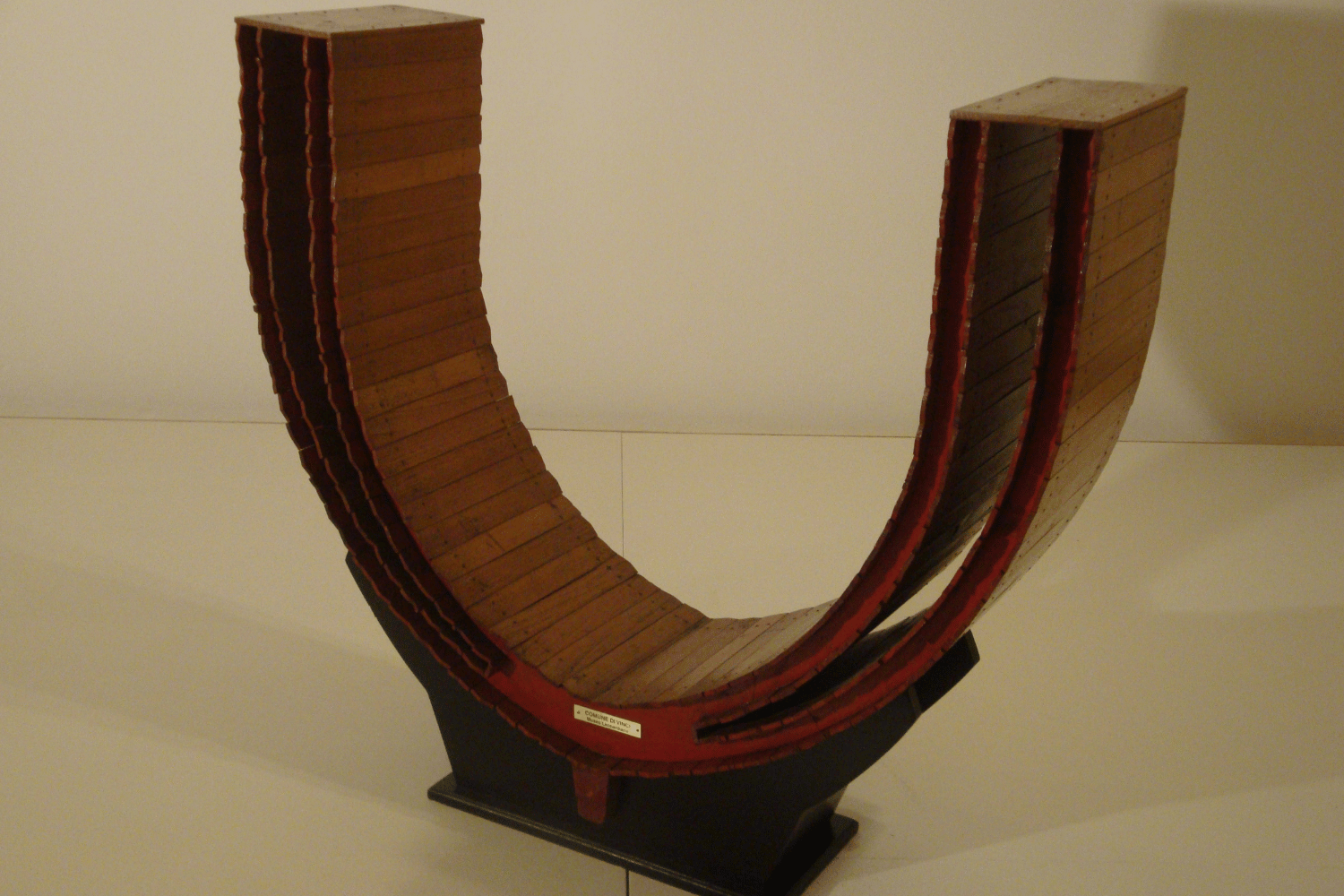 Scafo con assi di legno orizzontali formato da due carene a forma di "U" una dentro l’altra, separate da un’intercapedine.